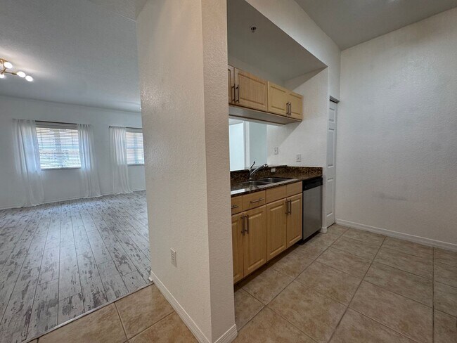 Building Photo - Broadway Promenade annual unfurnished 2/2 ...
