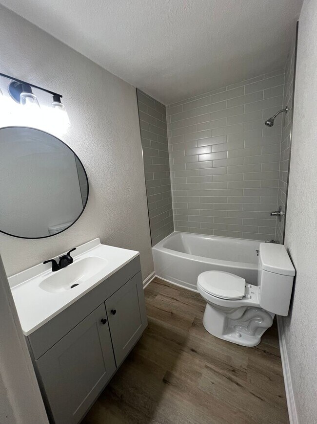Foto del edificio - 4-bedroom, 1.5-bathroom rent house located...