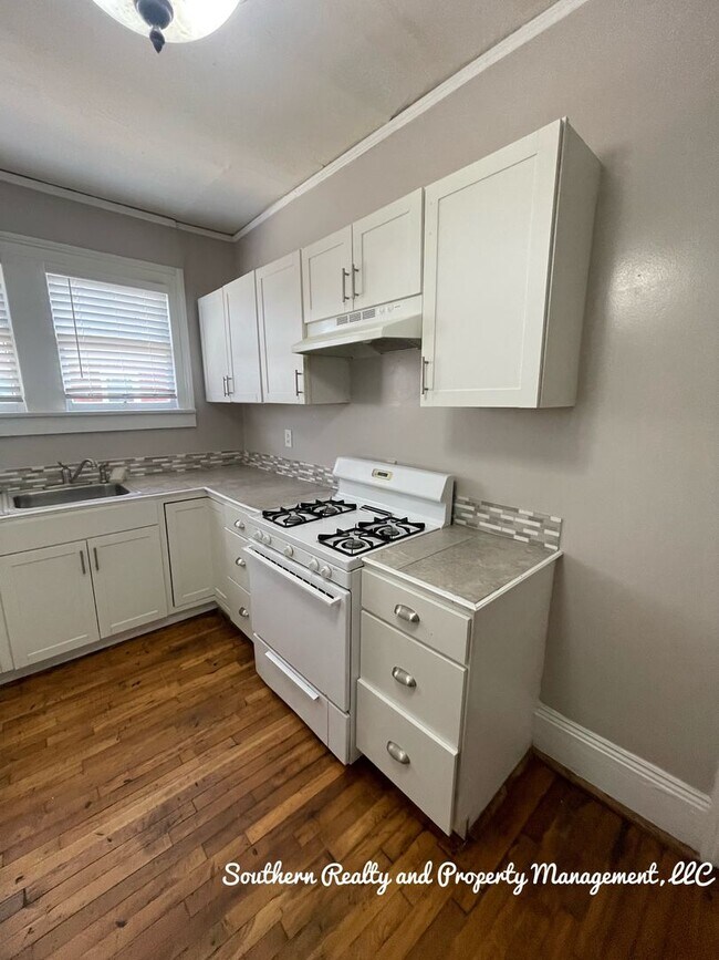Building Photo - Newly Renovated Duplex