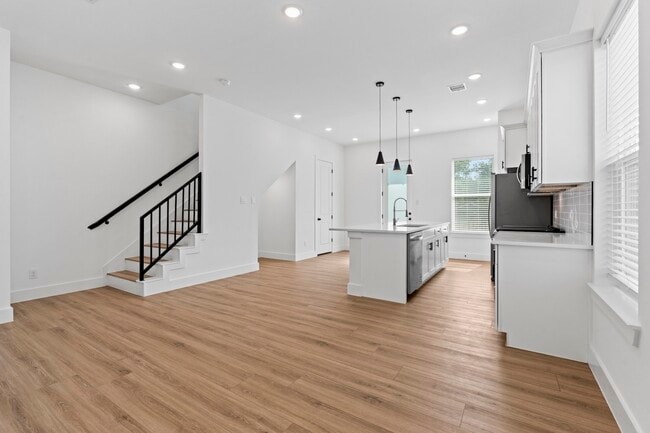 Building Photo - 9437 Pembrook St