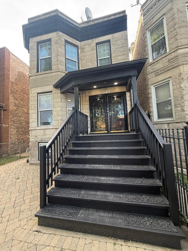 Building Photo - 3430 N Keeler Ave