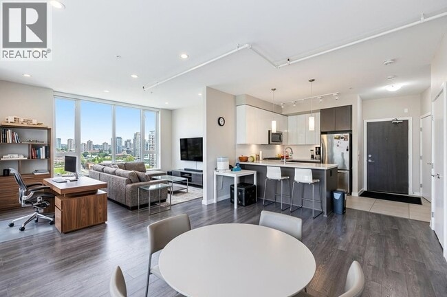 Building Photo - 22 E Royal Ave