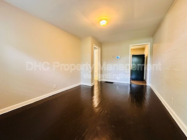 Foto del edificio - 2125 Larchwood Rd SW