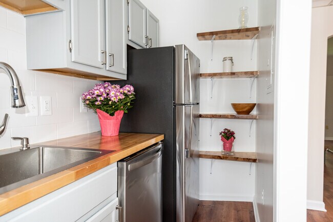 Fully renovated kitchen - 1732 N Queens Ln