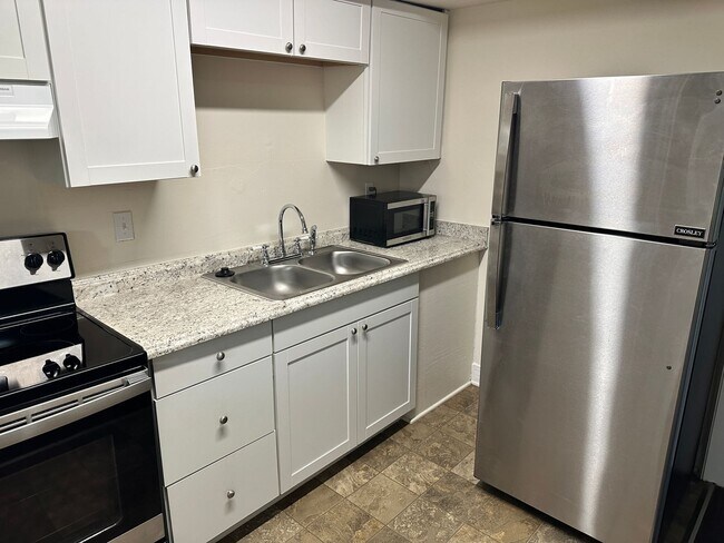 Building Photo - Updated Two Bedroom Condo in Cotswold!