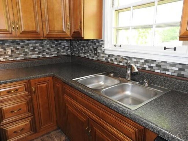 Foto del edificio - Coming SOON! 4 Bedroom with 2 living rooms! 1.5 Bath near Dover Rd!