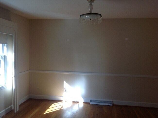 Building Photo - LARGE BUENA VISTA HOME!