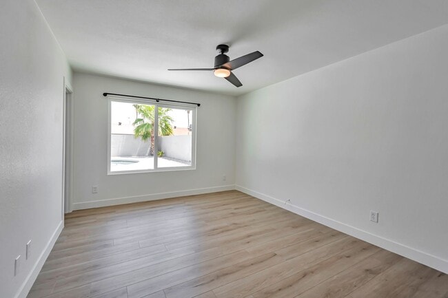 Building Photo - 3 Bedroom 2 Bath with Pool!