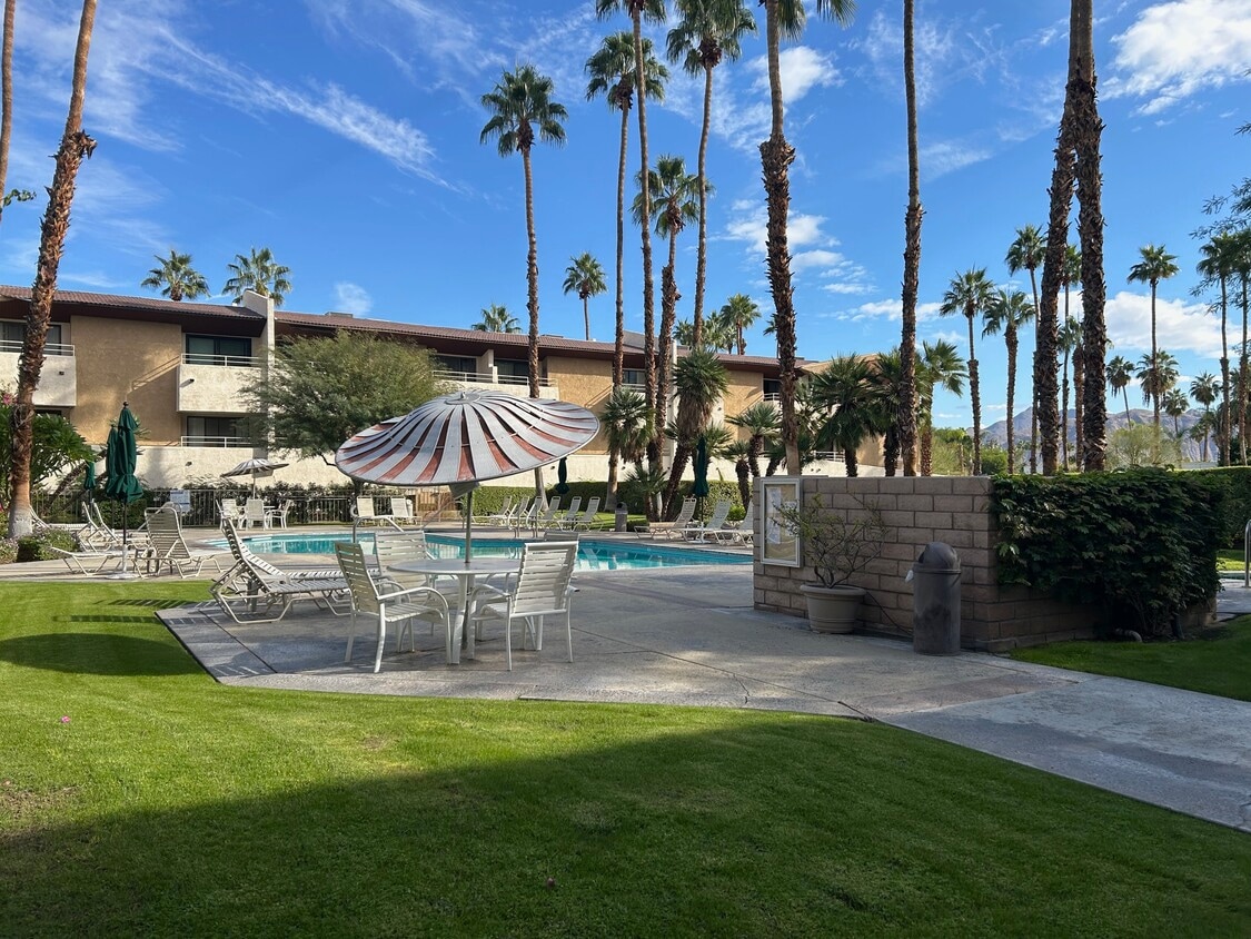 Foto principal - 437 S Calle El Segundo