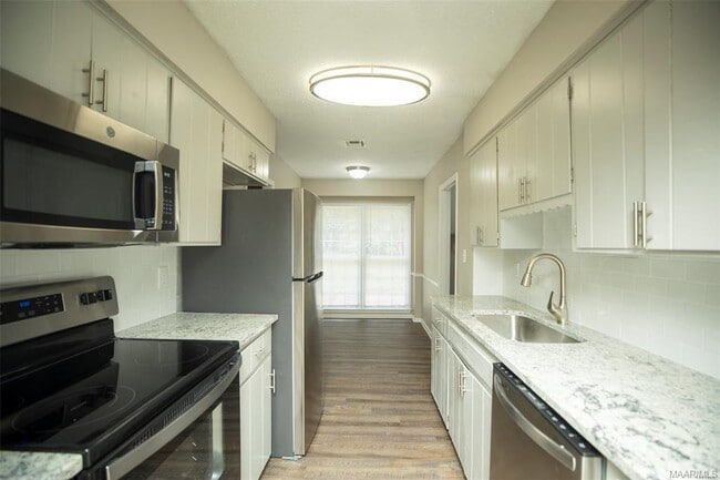 Building Photo - 2125 Edinburgh Dr