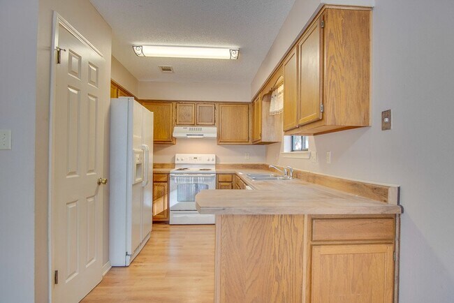 Building Photo - Pet-Friendly 3 Bed 1.5 Bath Townhome in a ...