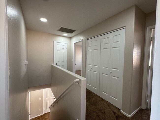 Foto del edificio - Buckeye, 4 bed, 2.5 bath, huge lot, across...