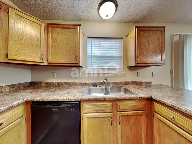 Building Photo - 9017 Stonewall Dr