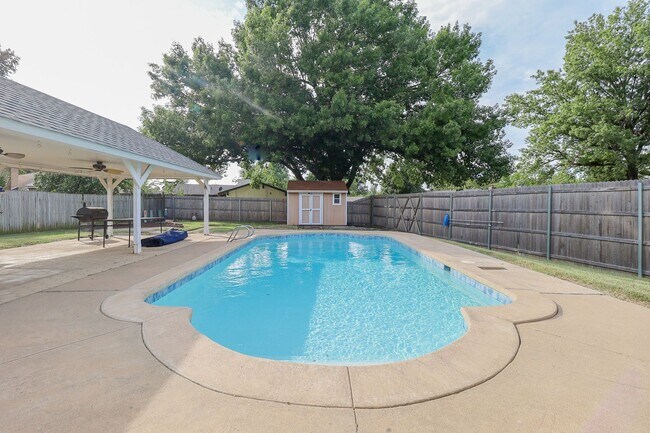 Foto del edificio - 2 Bed | 3 Bath with In-Ground Pool in Cent...