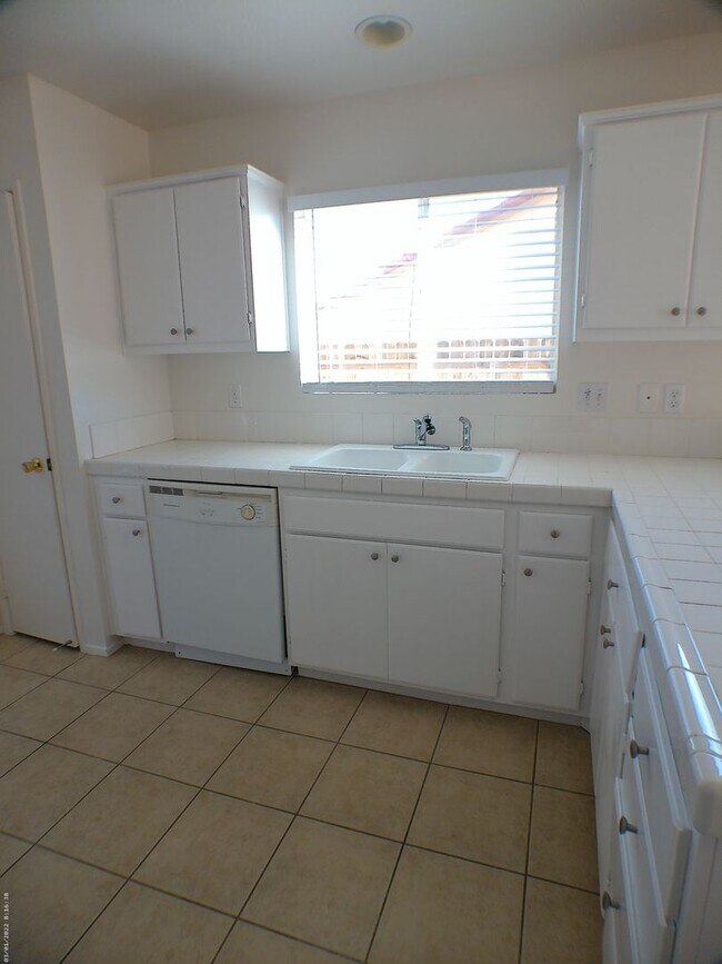 Building Photo - 3 Bedroom 2 Bath Home