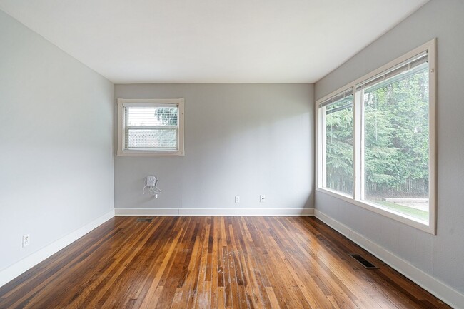Building Photo - MF 26 - Burnside Duplex