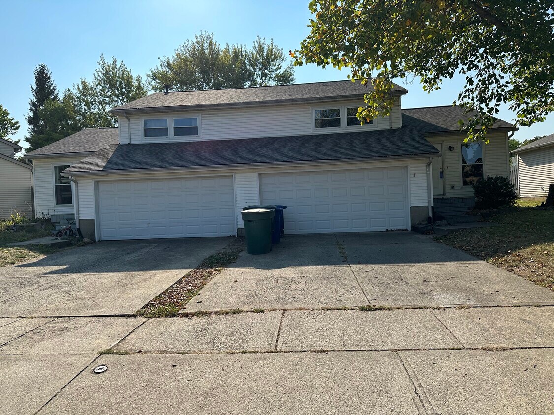 Front. Right side. 2 car garage - 3279 Kilwinning Pl