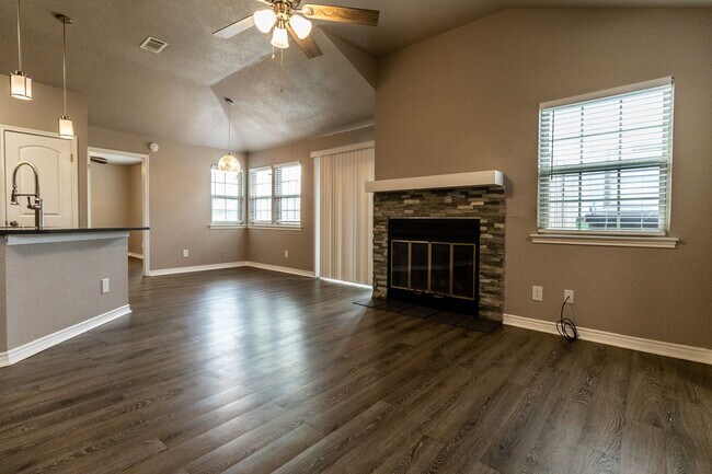 Foto del edificio - Beautiful Round Rock Townhome | Granite Counters, Stainless Appliances & Fenced Yard