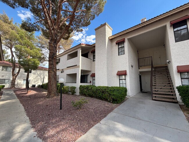 Foto del edificio - Gorgeous condo is a spacious 2Bed/2Bath un...