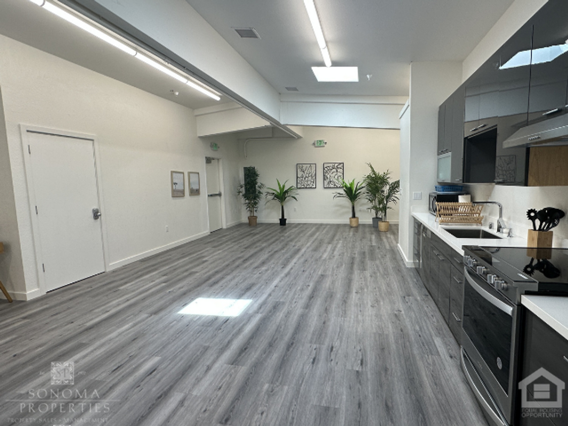 Primary Photo - Updated 2BD/1BA Live/Work Loft-Style Apart...