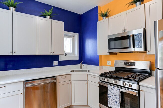 Building Photo - Charming 4 Bedroom on Cumberland St
