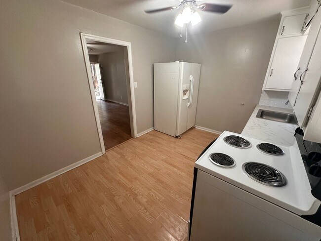 Building Photo - 407 N Clayton Ave