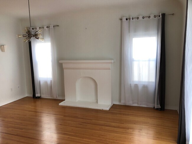 Living Room - 722 S Dunsmuir Ave