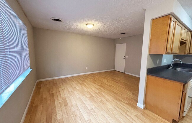 Building Photo - 559 Lowell Ave