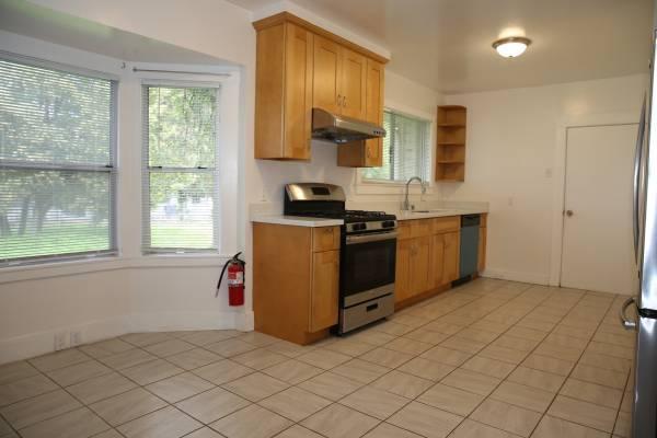 Building Photo - 3 bedroom in Oakland CA 94619