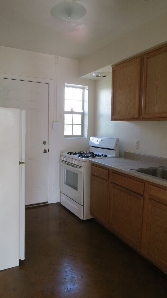 Kitchen - 718 W McKinley St