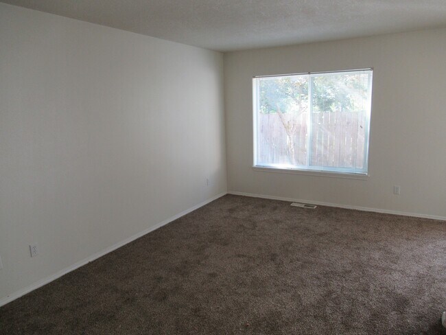 Building Photo - Large Three Bedroom Duplex in Keizer!