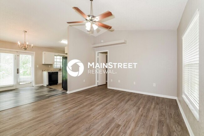 Building Photo - 3 Bedroom Pet-Friendly Home in Auburndale, FL with Main Street Renewal