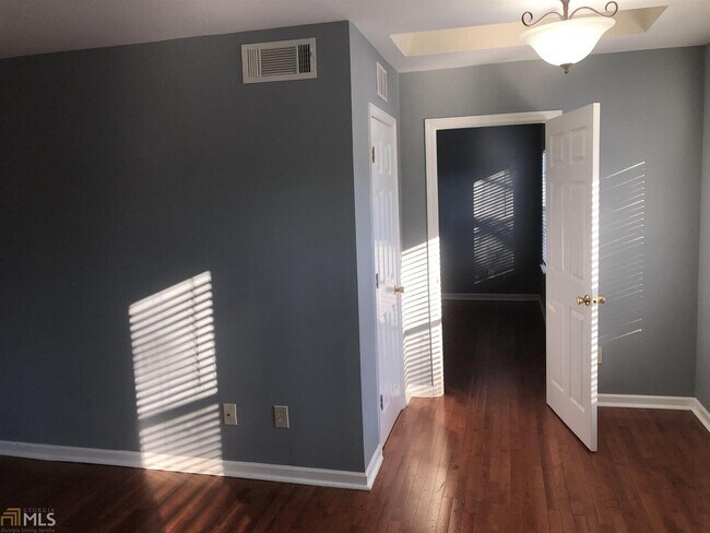 Building Photo - 2213 Huntingdon Chase