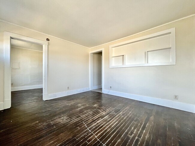 Building Photo - Pine 1123