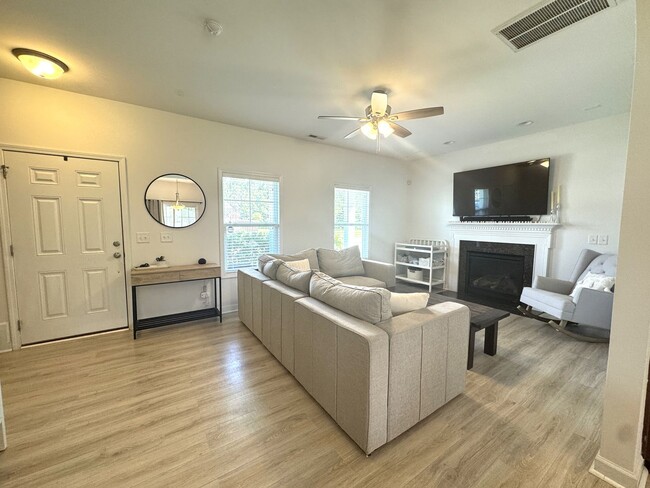 Foto del edificio - Beautiful home! Minutes to Surf City!