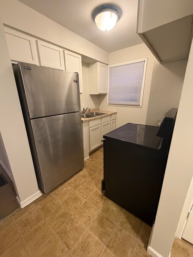 Building Photo - 301 E 4th St