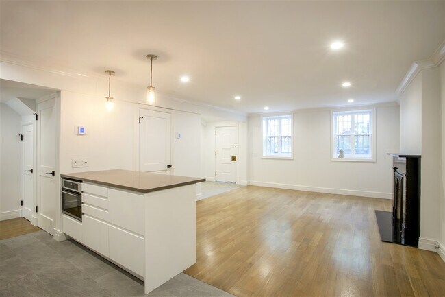 Building Photo - 139 Grand St