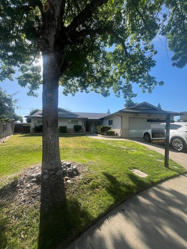 Building Photo - Beautiful Neighborhood!