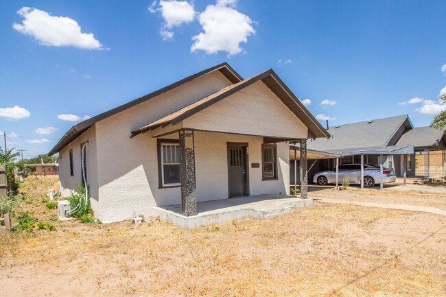 Building Photo - 2 bedroom 1 bathroom house in Slaton!