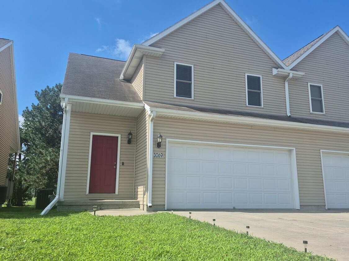 Foto principal - Townhome overlooking Park w/ Laundry & Att...
