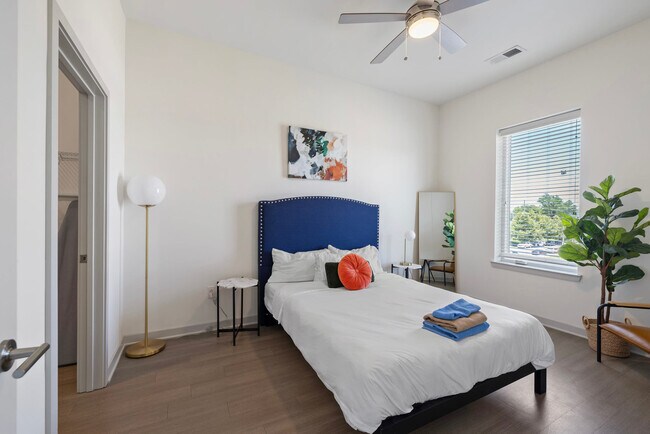 Building Photo - 633 E Main St