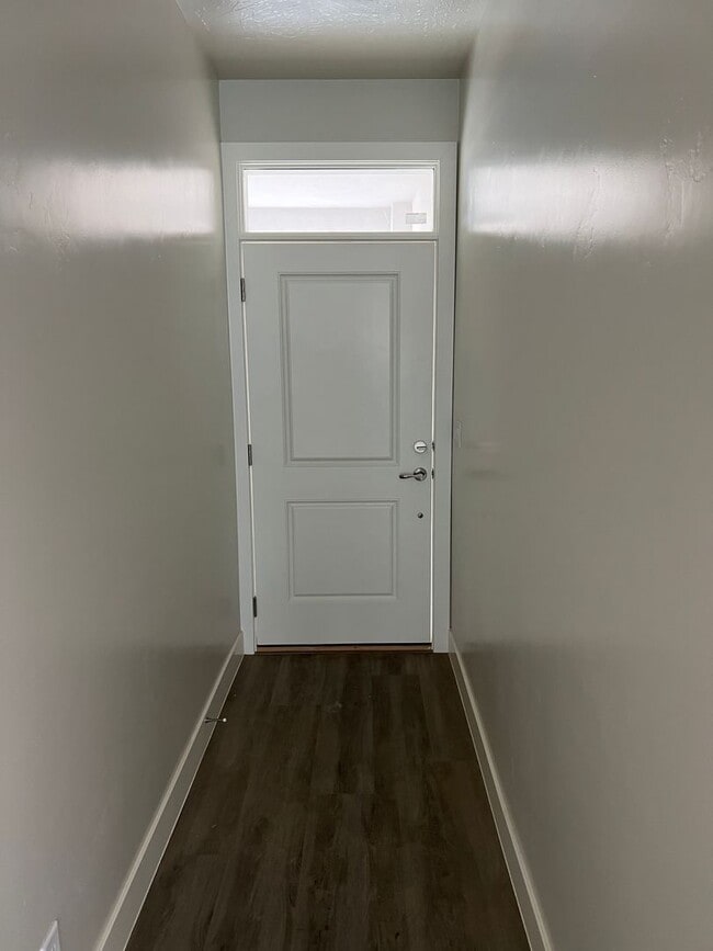 Building Photo - Beautiful newer 3 Bedroom, 2.5 Bathroom to...