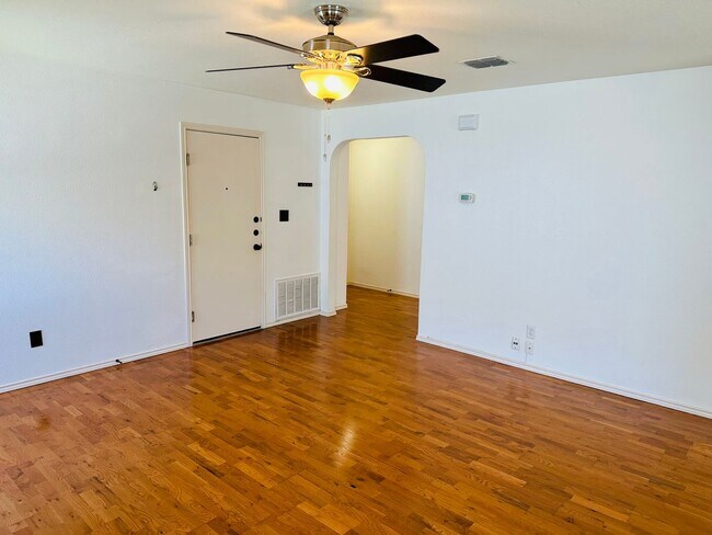 Building Photo - Charming Home in Wildhorse Subdivision!