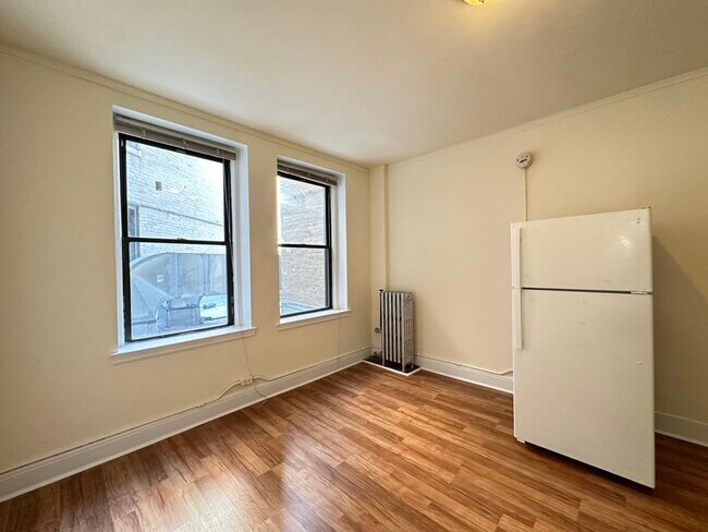 Foto del edificio - 3335 W Diversey Ave