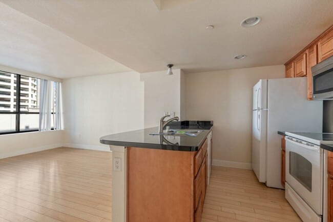 Building Photo - Condo at Belvedere Towers!