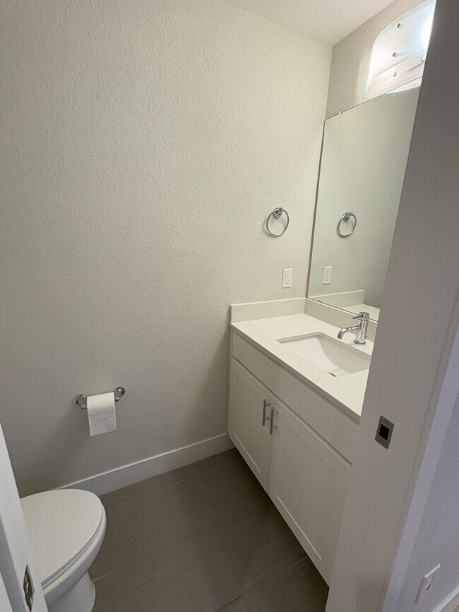 Medio baño en la planta principal - 2120 Decatur St