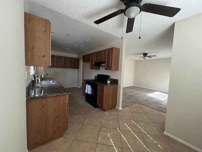 Foto del edificio - Upgraded granite kitchen and bath! 55+ community