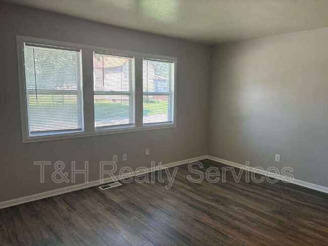Building Photo - 203 S Starter St