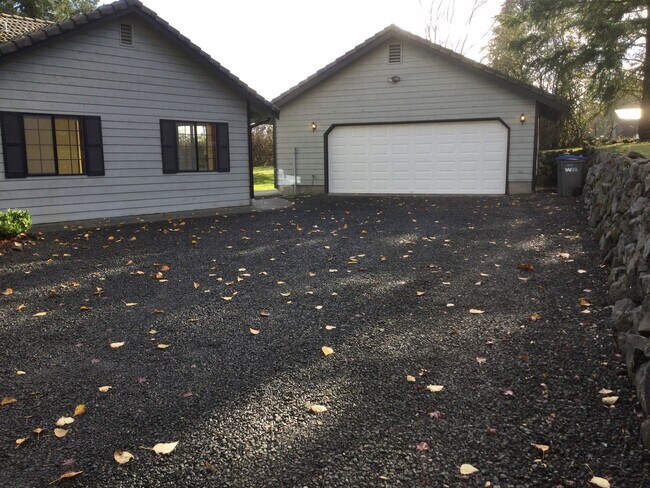 Foto del edificio - Poulsbo Home with Detached Oversized Garage
