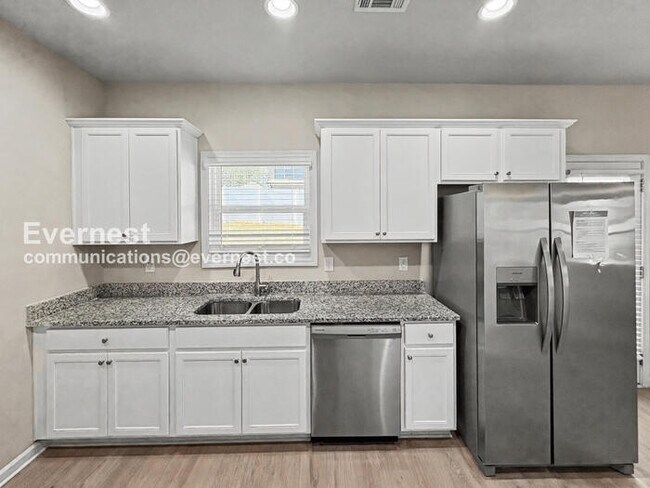 Foto del edificio - 322 Bertha Honey Stewart Dr